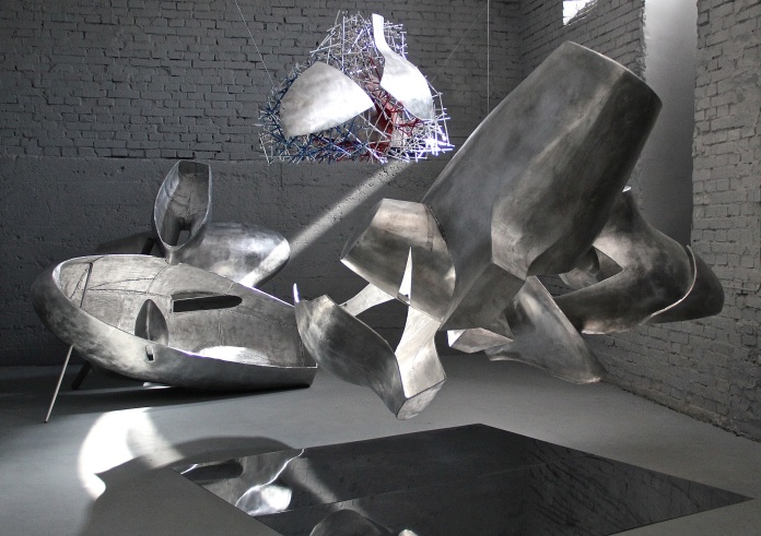 Moby Dicki z cyklu Czwórnia, 2014, aluminium, warszawskie studio artysty, fot.Leszek Fidusiewicz, drugie fot.autor